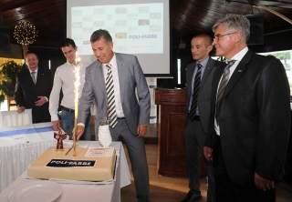 Szabó Bence felvágja az ünnepi tortát