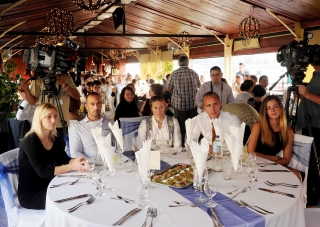 Csernoviczki Éva olimpiai bronzérmes judós (balra), Kozák Danuta olimpiai bajnok kajakos (középen) és Dombi Rudolf (jobbról a második)