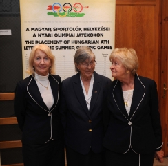 A női tőr olimpiai bajnokcsapata tagjai: Sákovicsné Dömölky Lidia, Juhász Katalin, Rejtő Ildikó