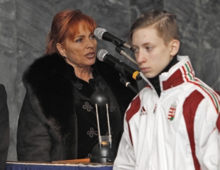 Az özvegy, Szabó Júlia
