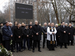 Az óriáskivetítőn képeket is mutattak a sportemberről