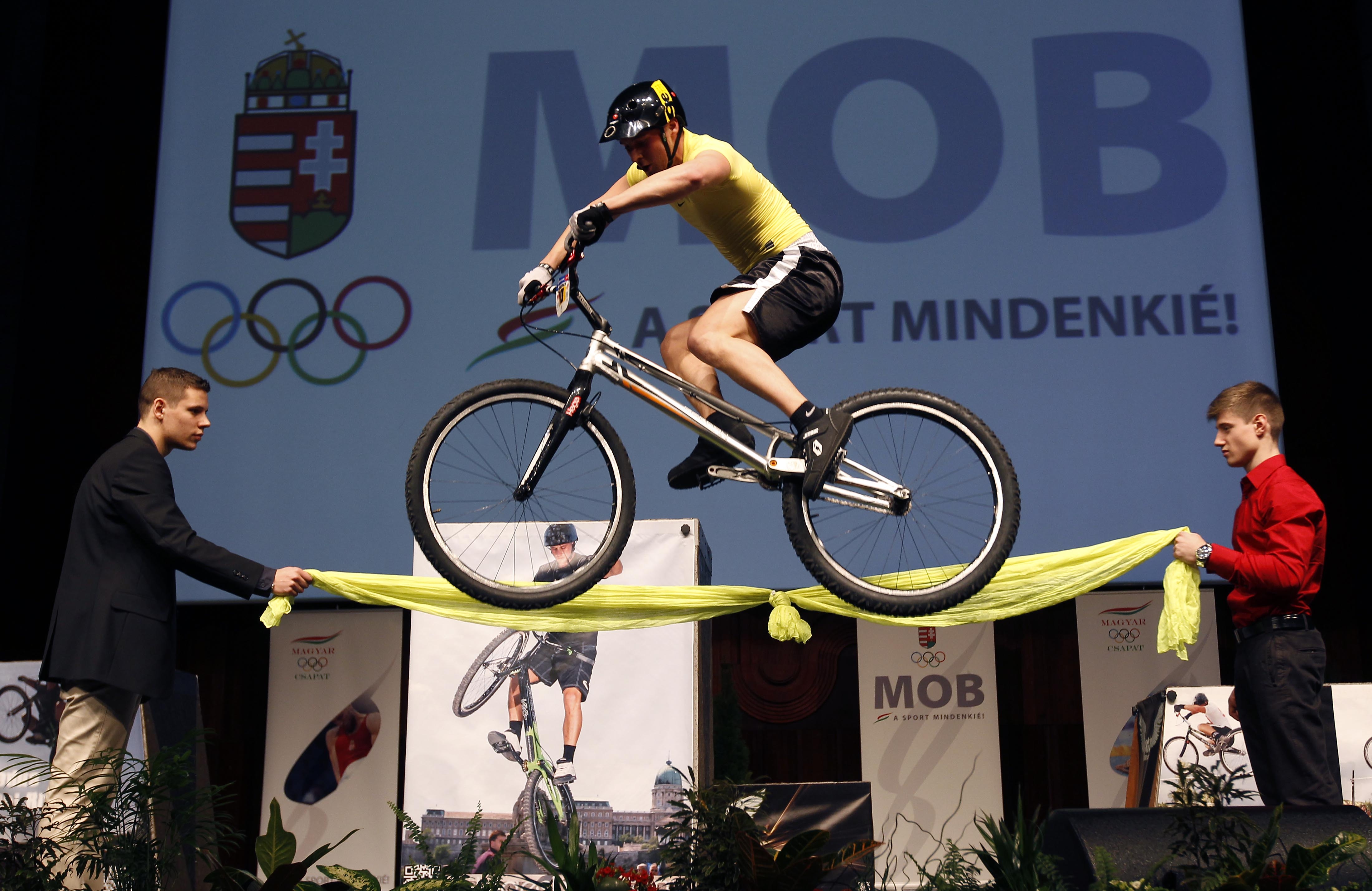 A triálbemutatón Grátz Benjámin és Kardos Botond ifjúsági olimpiai érmes is segítséget nyújtott