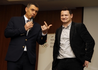 Siklós Erik műsorvezető Erdei Zsoltot kérdezi