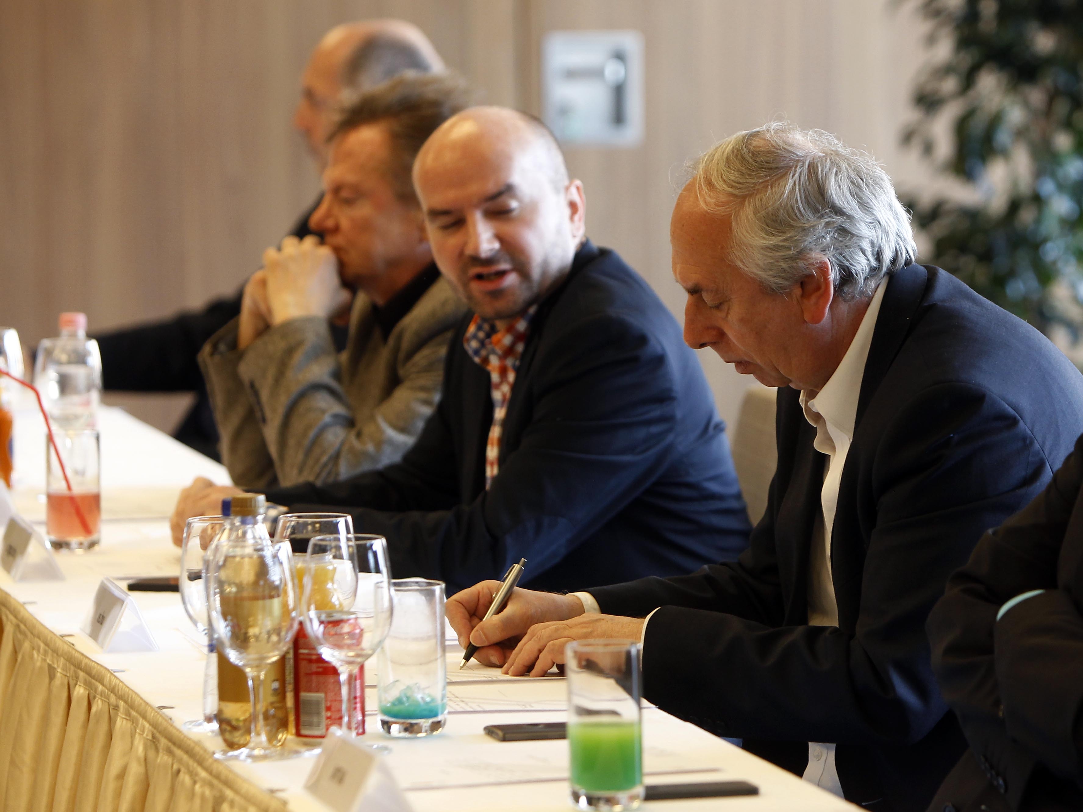 Gazsó L. Ferenc, az MTI vezérigazgatója aláírás közben