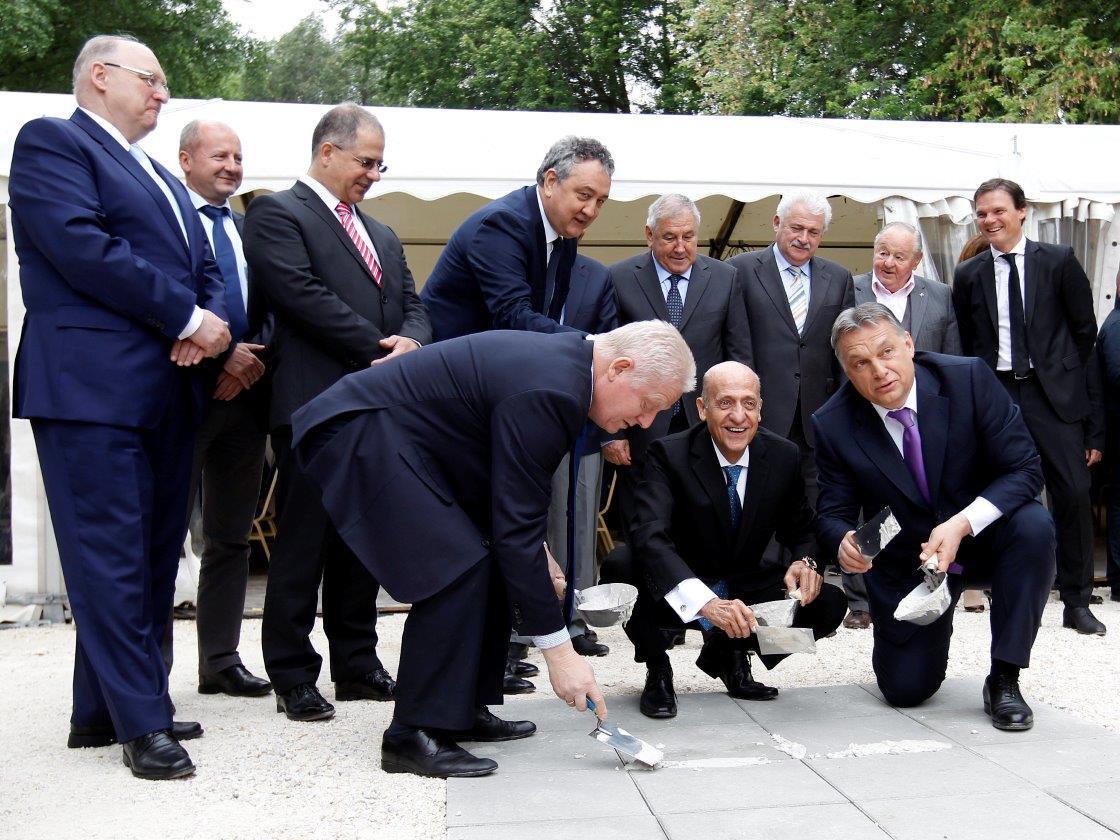Orbán Viktor miniszterelnök, Julio Maglione a FINA elnöke valamint Tarlós István főpolgármester pénteken délelőtt letette a Dagály Uszodaközpont alapkövét