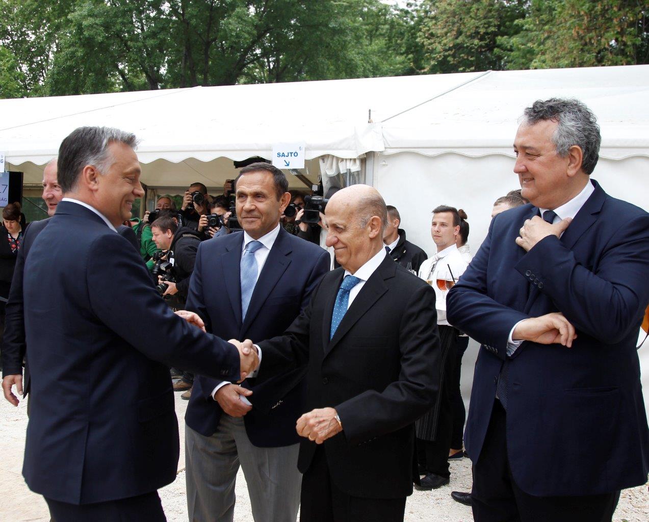 Orbán Viktor miniszterelnök és Julio Maglione FINA-elnök már ismerősként köszönti egymást