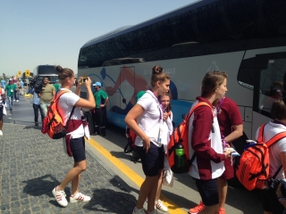 Szinkronúszók edzésre mennek