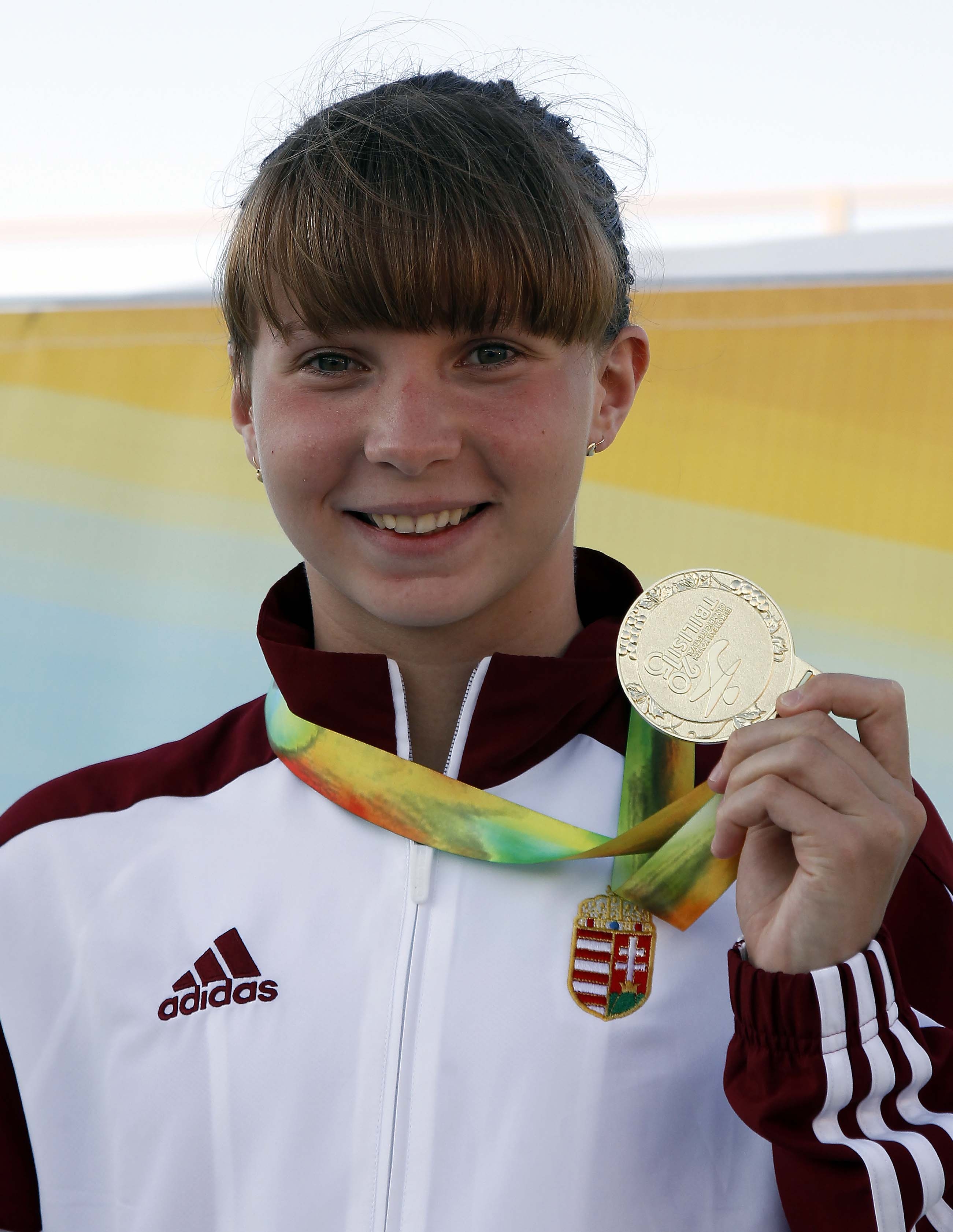 Gyurinovics Fanni aranyérmét mutatja a 200 méteres vegyesúszás döntője után