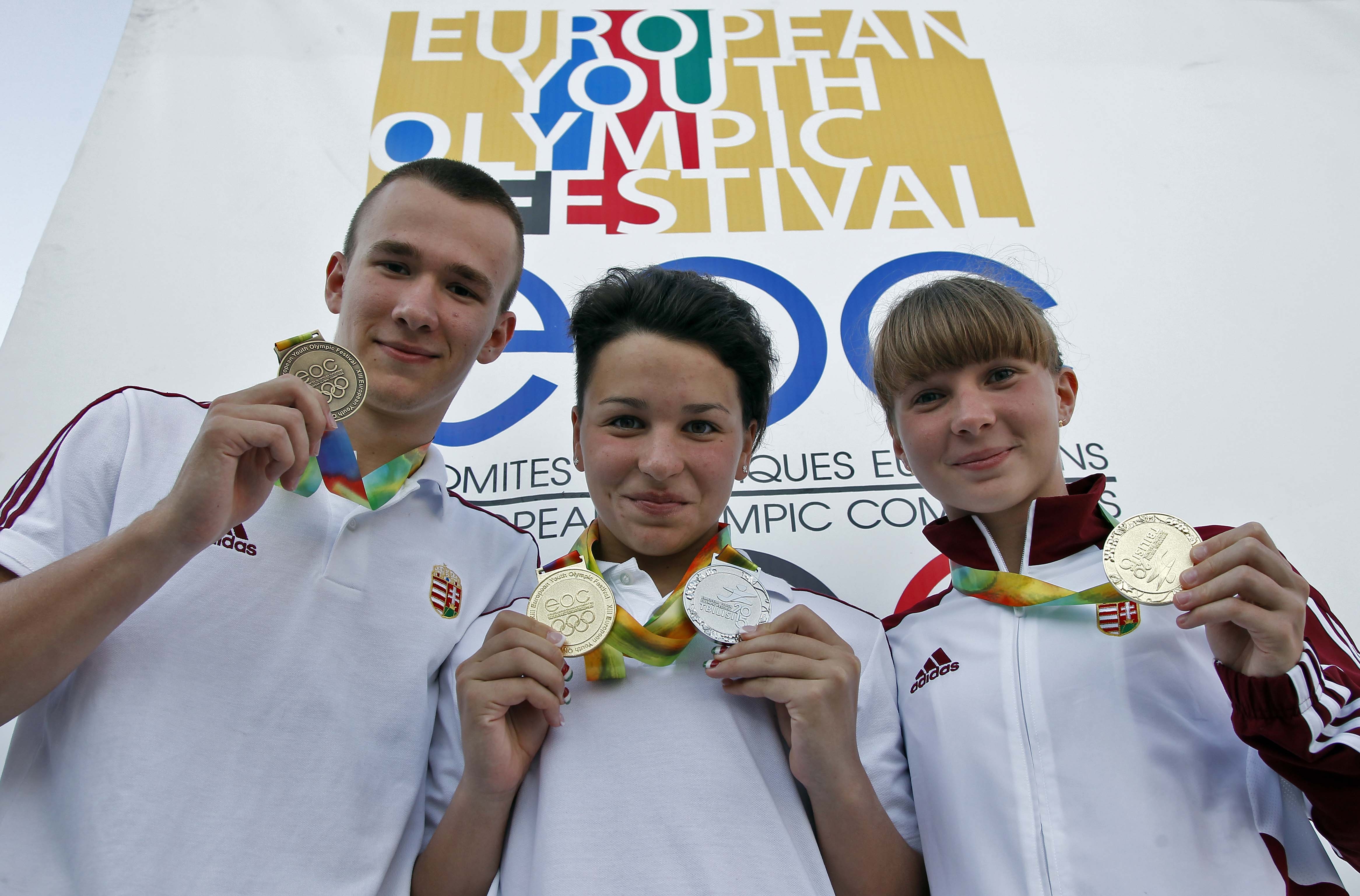 Késely Ajna, a 400 méteres gyorsúszás győztese és a 100 méteres gyorsúszás ezüstérmese (k), mellette Gyurinovics Fanni, a 200 méteres vegyesúszás aranyérmese és Végh István, az 50 méteres gyorsúszás bronzérmese