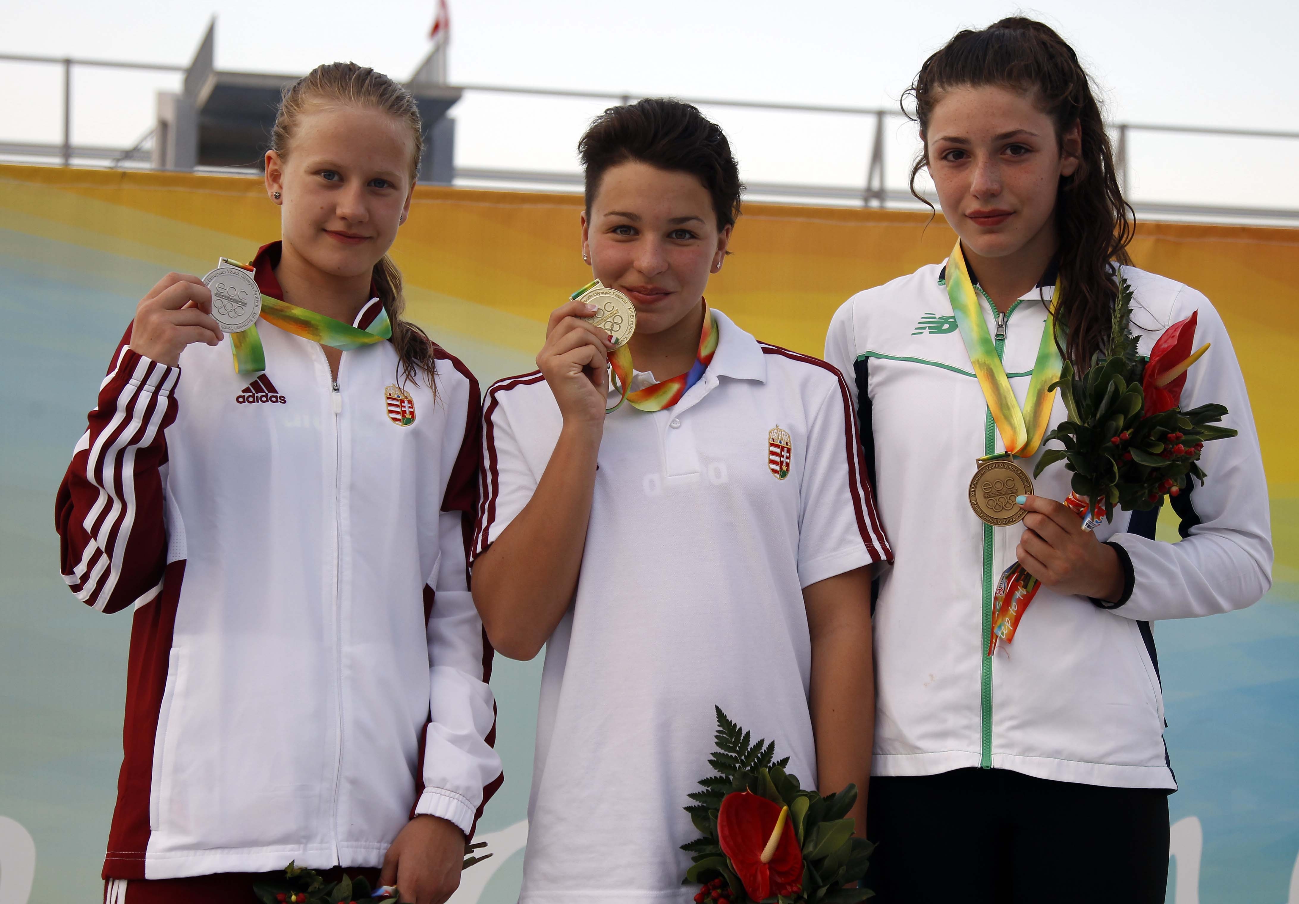 Két magyar úszólány a dobogón