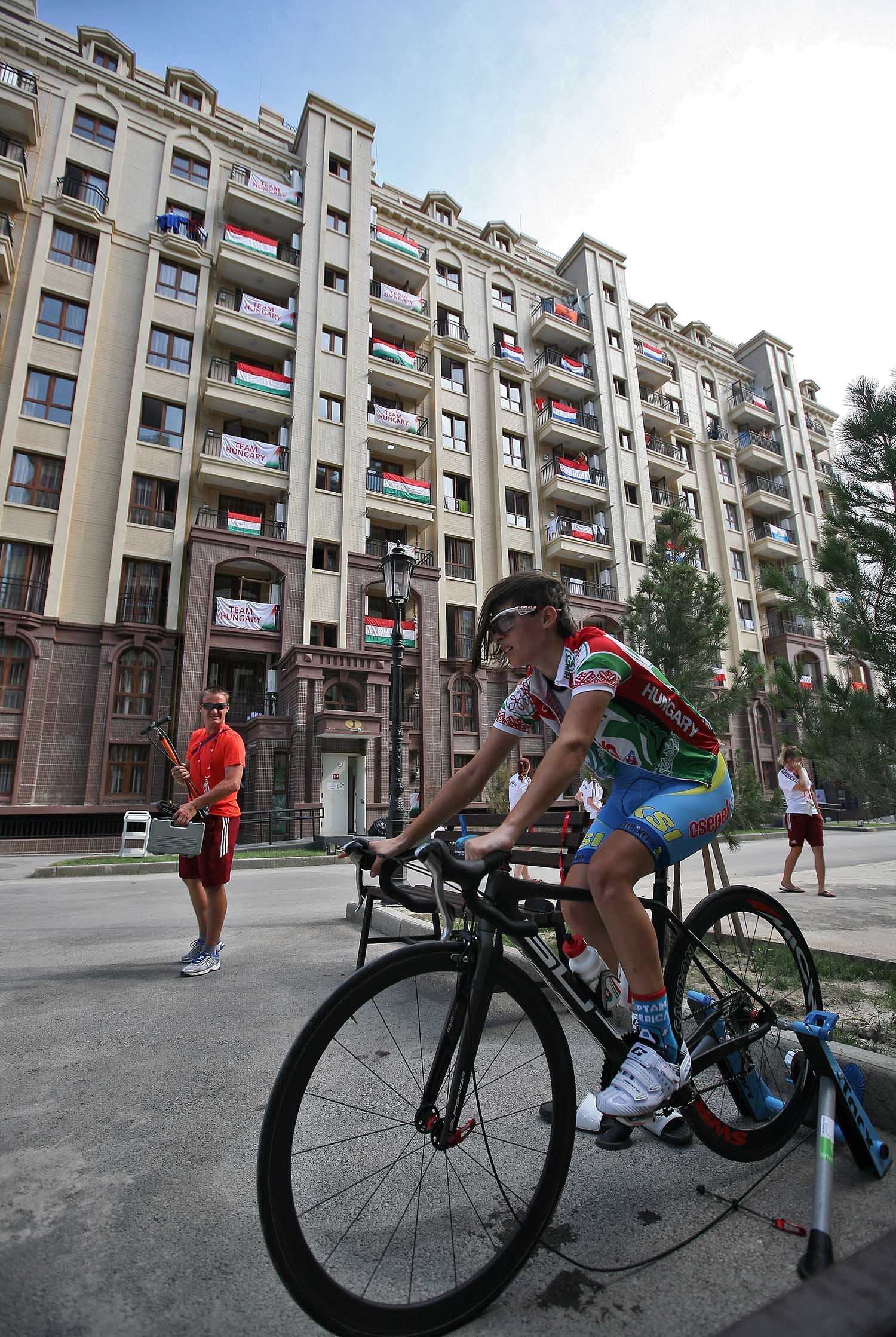 A kerékpáros versenyzőink a faluban is tekertek