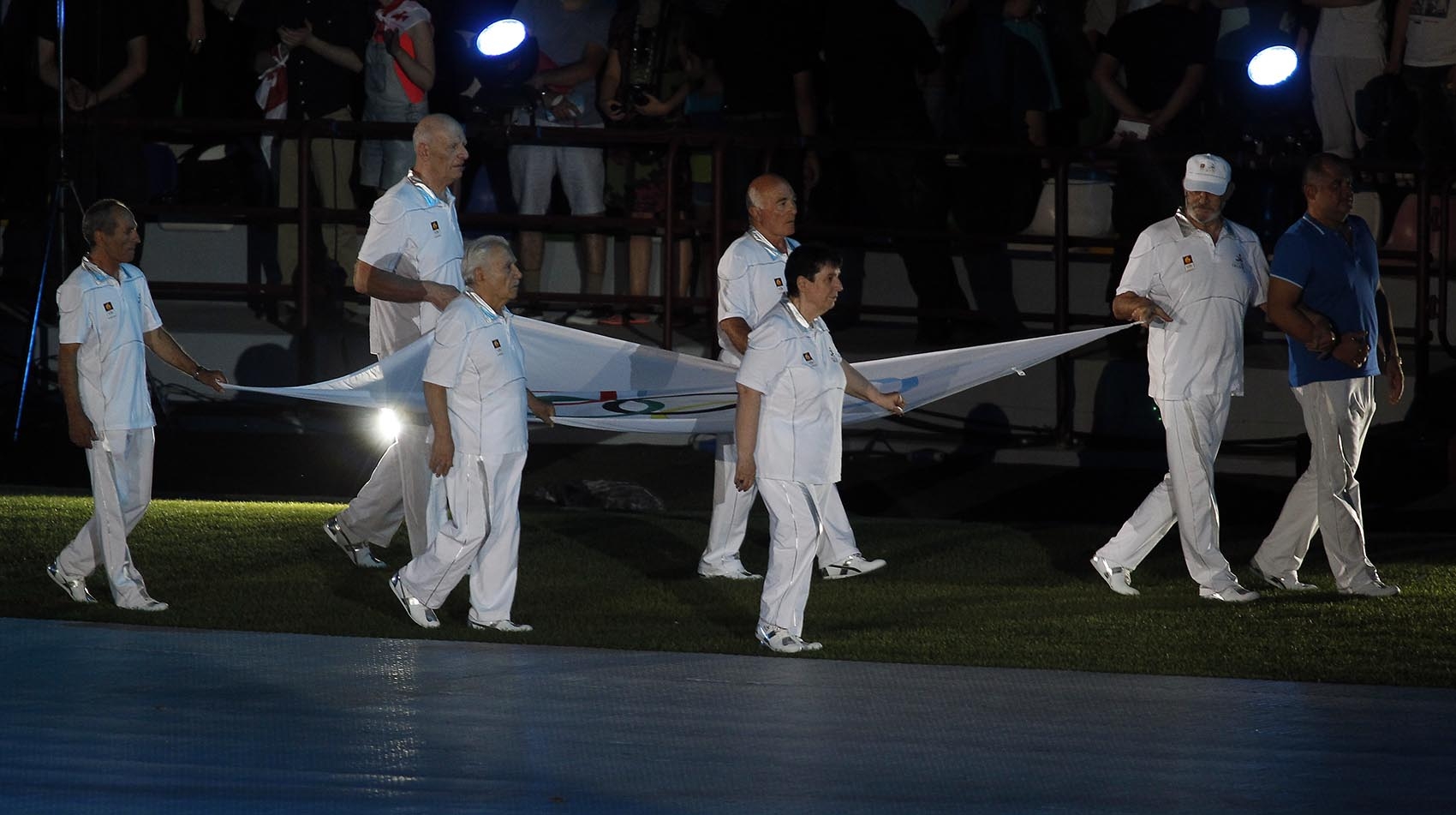 Korábbi olimpiákon győztes (még szovjet színekben) grúz sportolók hozták be az olimpiai zászlót