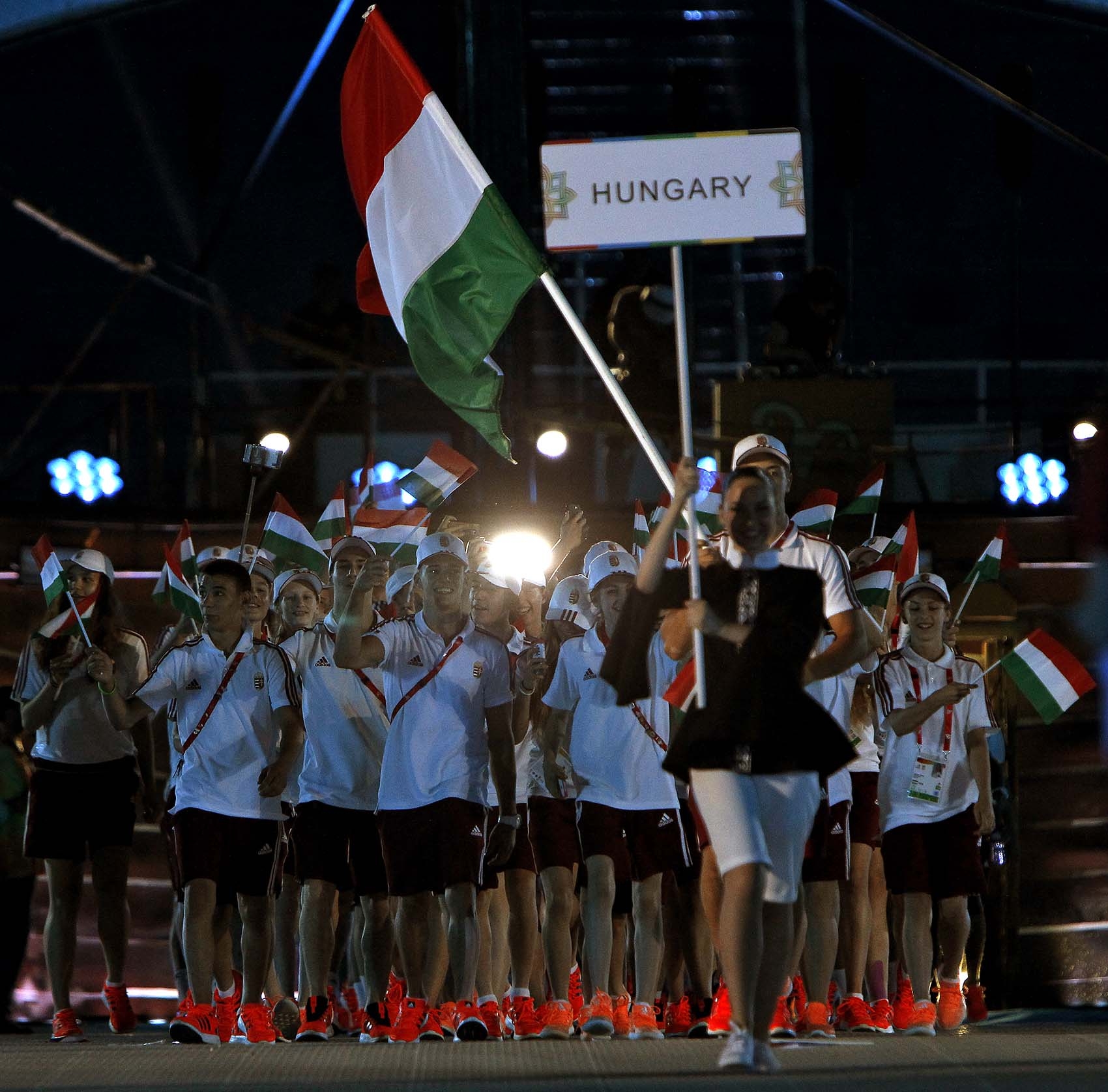 Bevonul a magyar csapat a megnyitó ünnepélyen