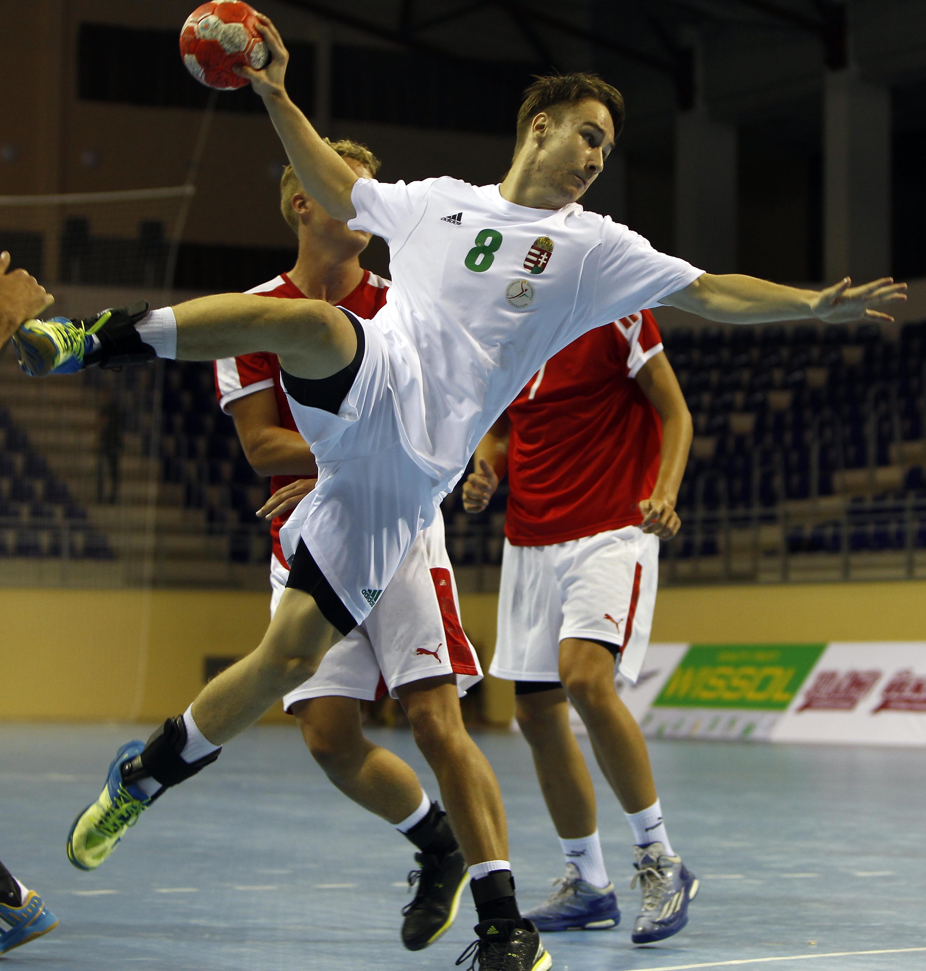 Klasszikus kézilabdás mozdulat Szöllöskei Gergőtől - végül 26-21-re legyőztük Dániát