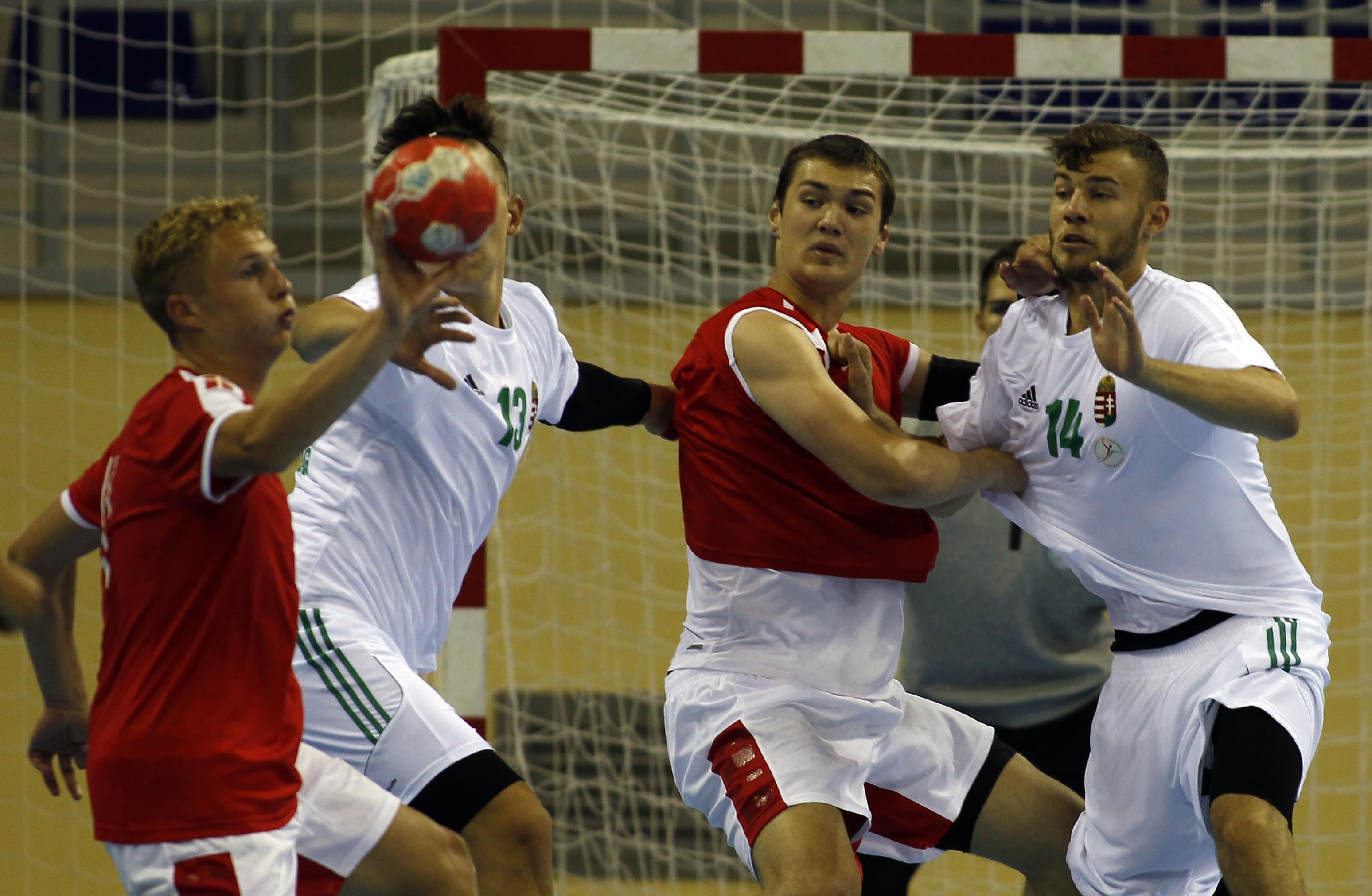 Máthé Dominik (13-as) és Szita Zoltán (14-es) védekezésben