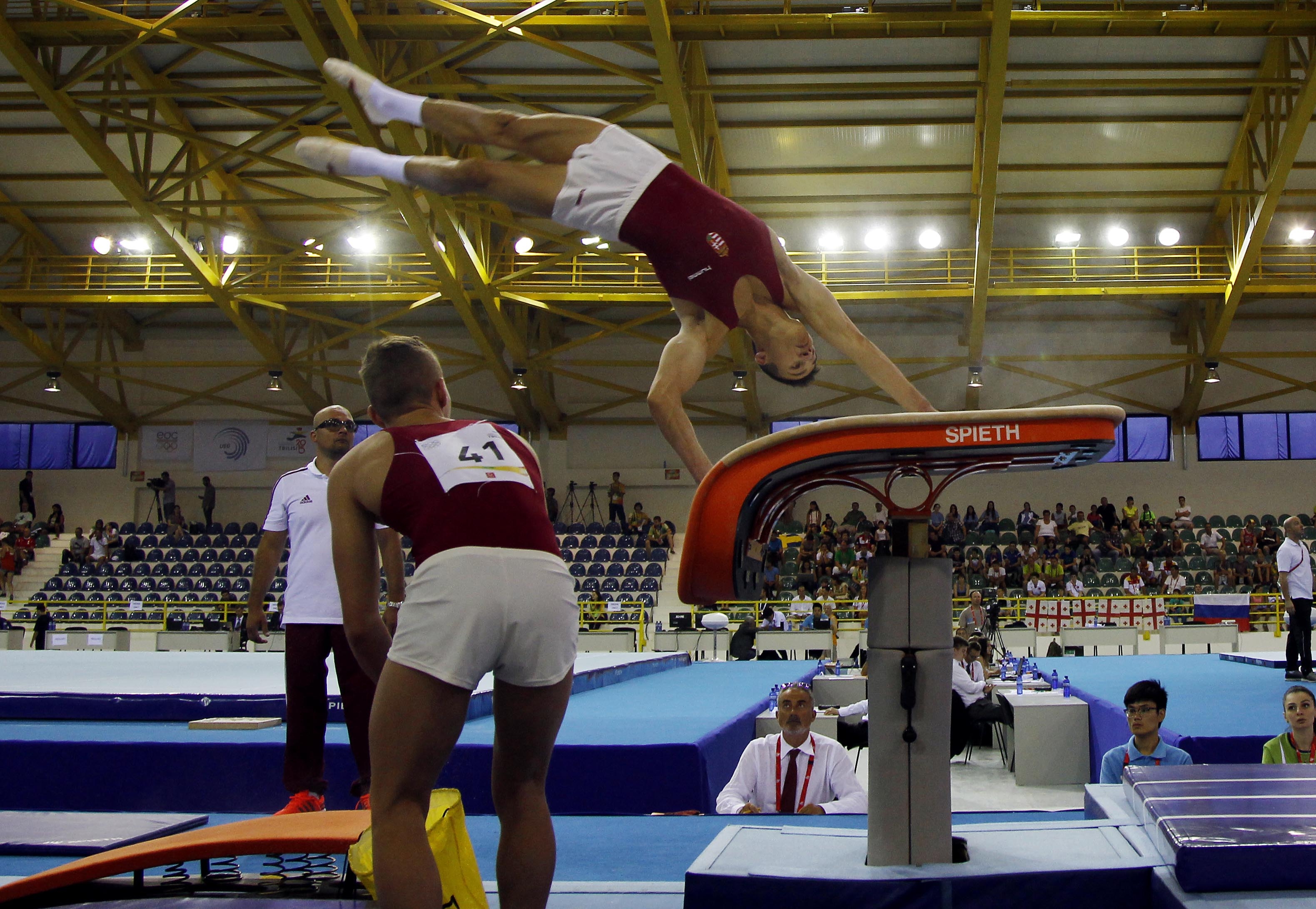 Kiss Balázs (ugrik), háttal Boncsér Krisztián