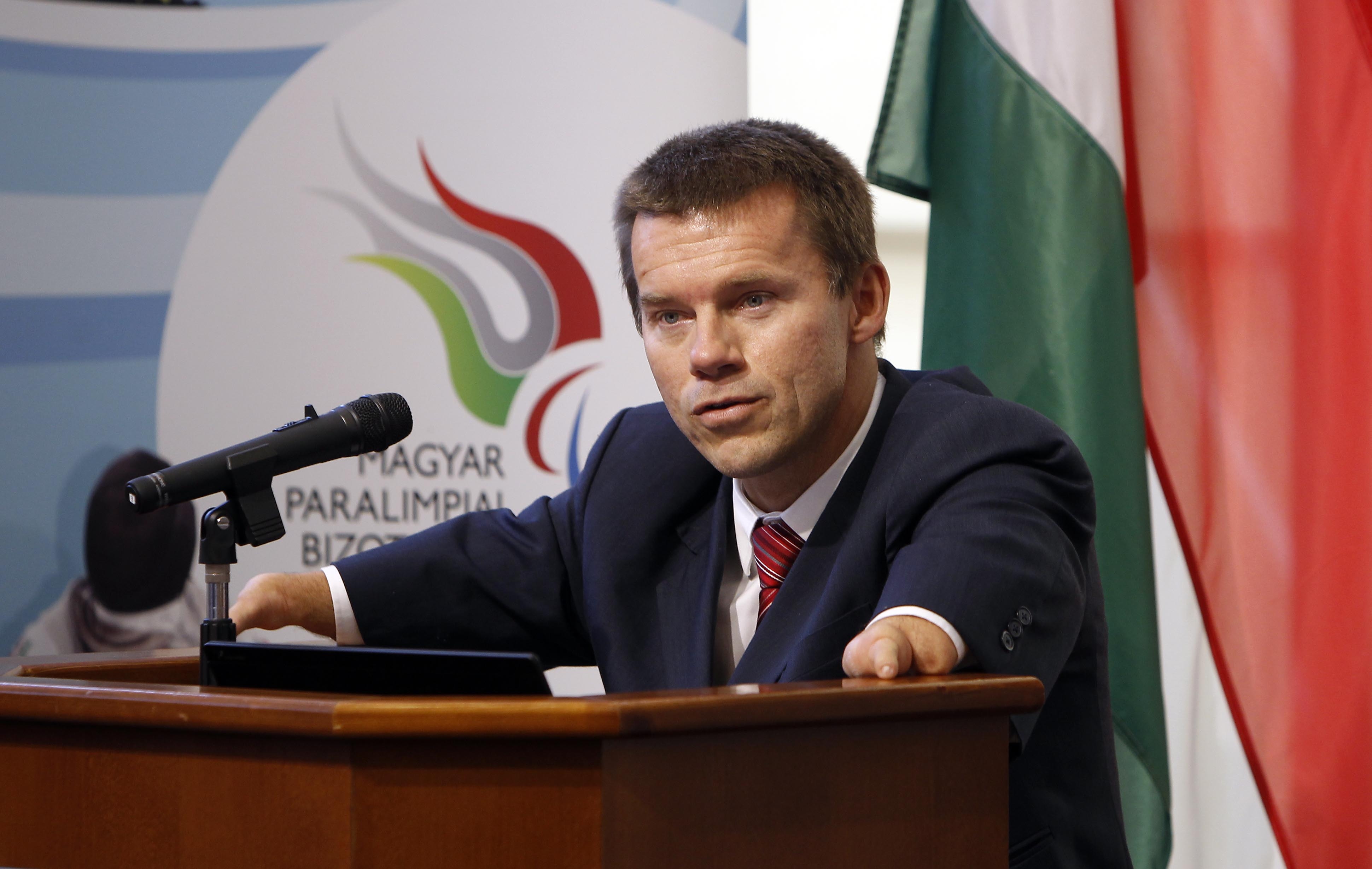 John Petersson, az Európai Paralimpiai Bizottság első embere tart beszédet