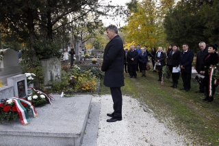 Szabó Bence Lemhényi Dezső sírjánál