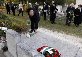Szentmihályi Antal Lemhényi Dezső sírjára virágot helyez