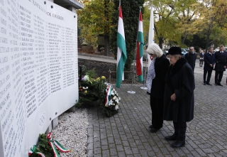 A MOB Emlék- és Hagyományőrző Bizottsága részéről két vívóbajnok: Sákovicsné Dömölky Lídia és Ságiné Rejtő Ildikó helyezte az emlékezés virágait