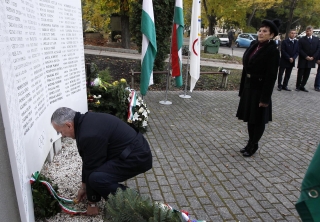 A Magyar Olimpiai Akadémia nevében dr. Jakabházyné Mező Mária főtitkár és Győr Béla MOA-tanácstag helyezett el koszorút