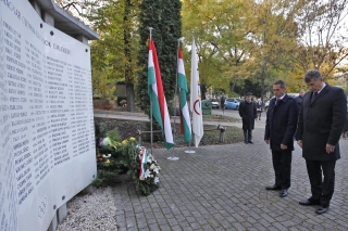 Szabó Bence Nébald Györggyel, az Olimpiai Bajnokok Klubjának elnökével koszorúzta meg az emlékfalat
