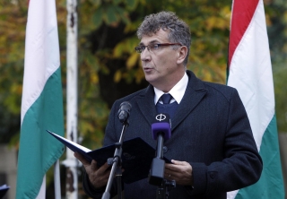 Szabó Bence a MOB főtitkára beszédet mond