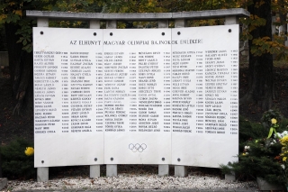 Az Olimpiai Bajnokok Emlékfala a Farkasréti temetőben