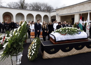 Családtagok, barátok, sportolók, olimpikonok, pályatársak búcsúztatták