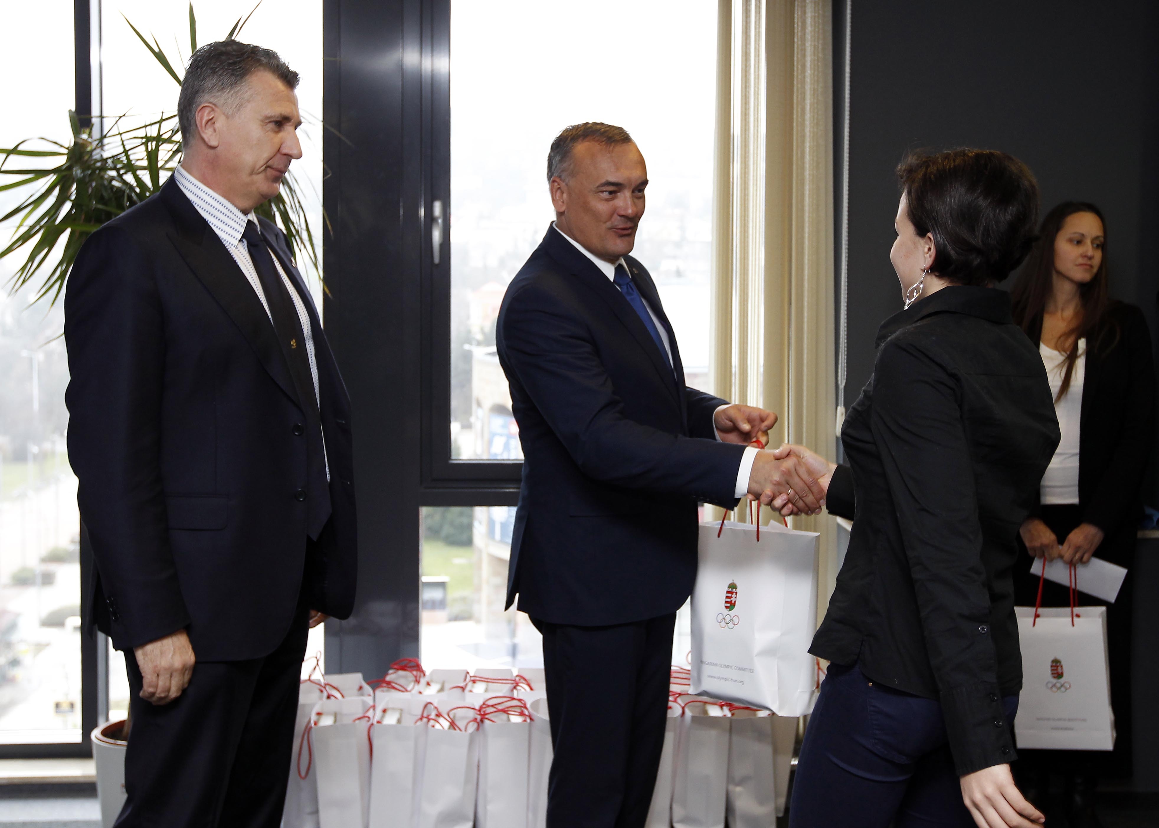 Késely Ajna úszó, az EYOF legsikeresebb sportolóját köszöntik a MOB vezetői