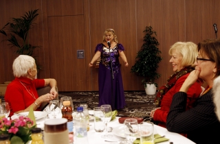 Oszvald Marikát hallgatja Kertész Alice és Makray Katalin