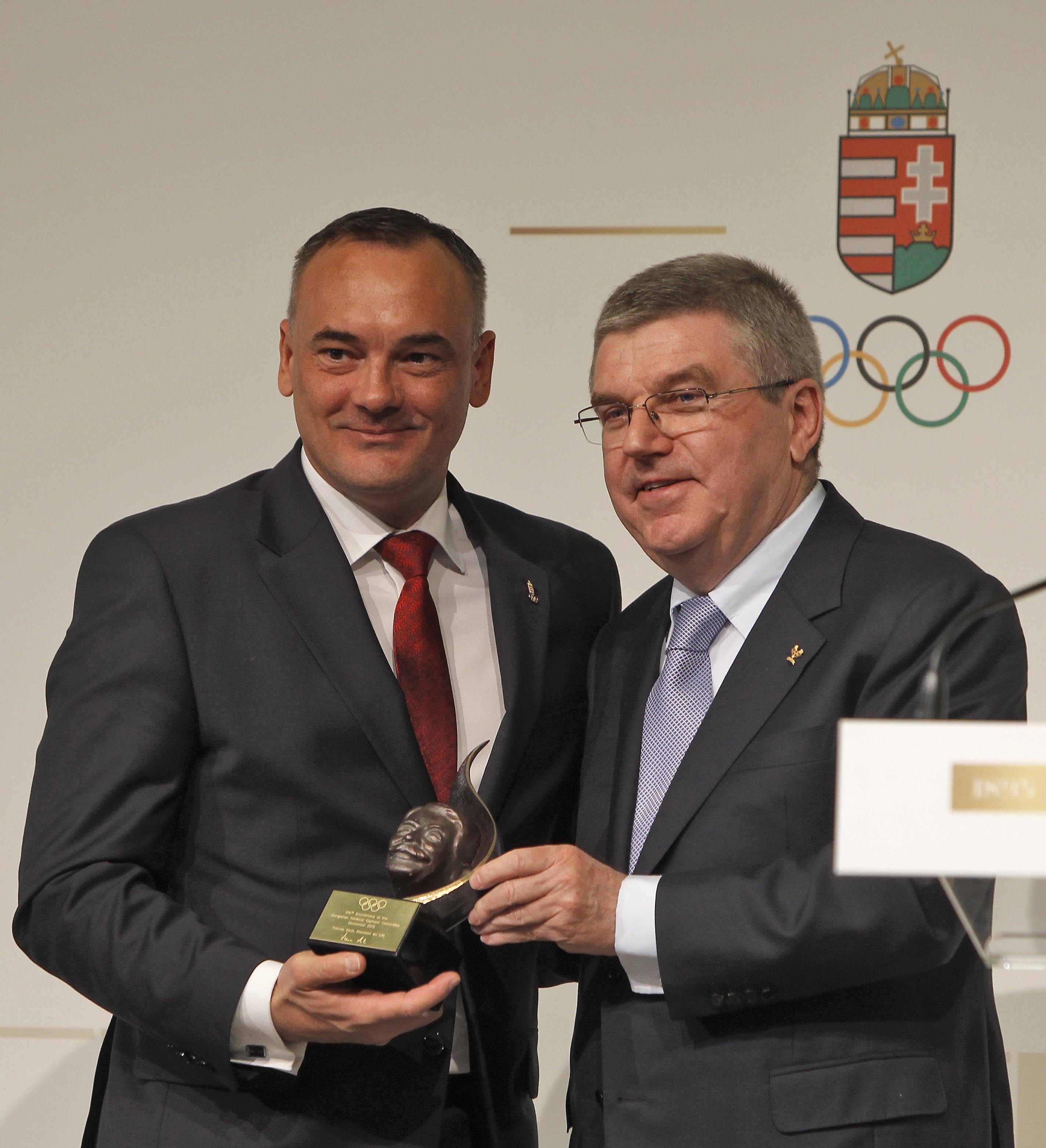 Thomas Bach átadja a NOB ajándékát Borkai Zsoltnak