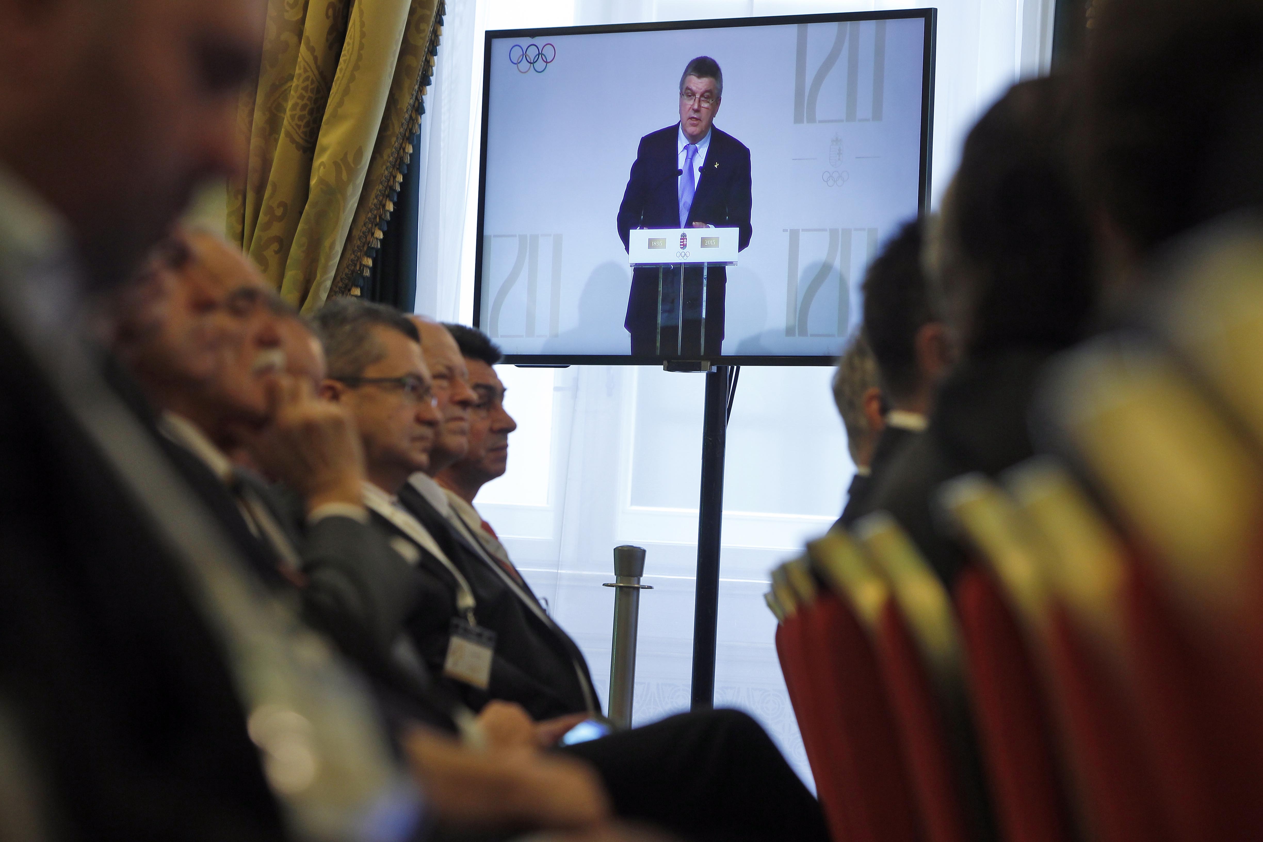 Thomas Bach a nézősorok közötti kívetitőn