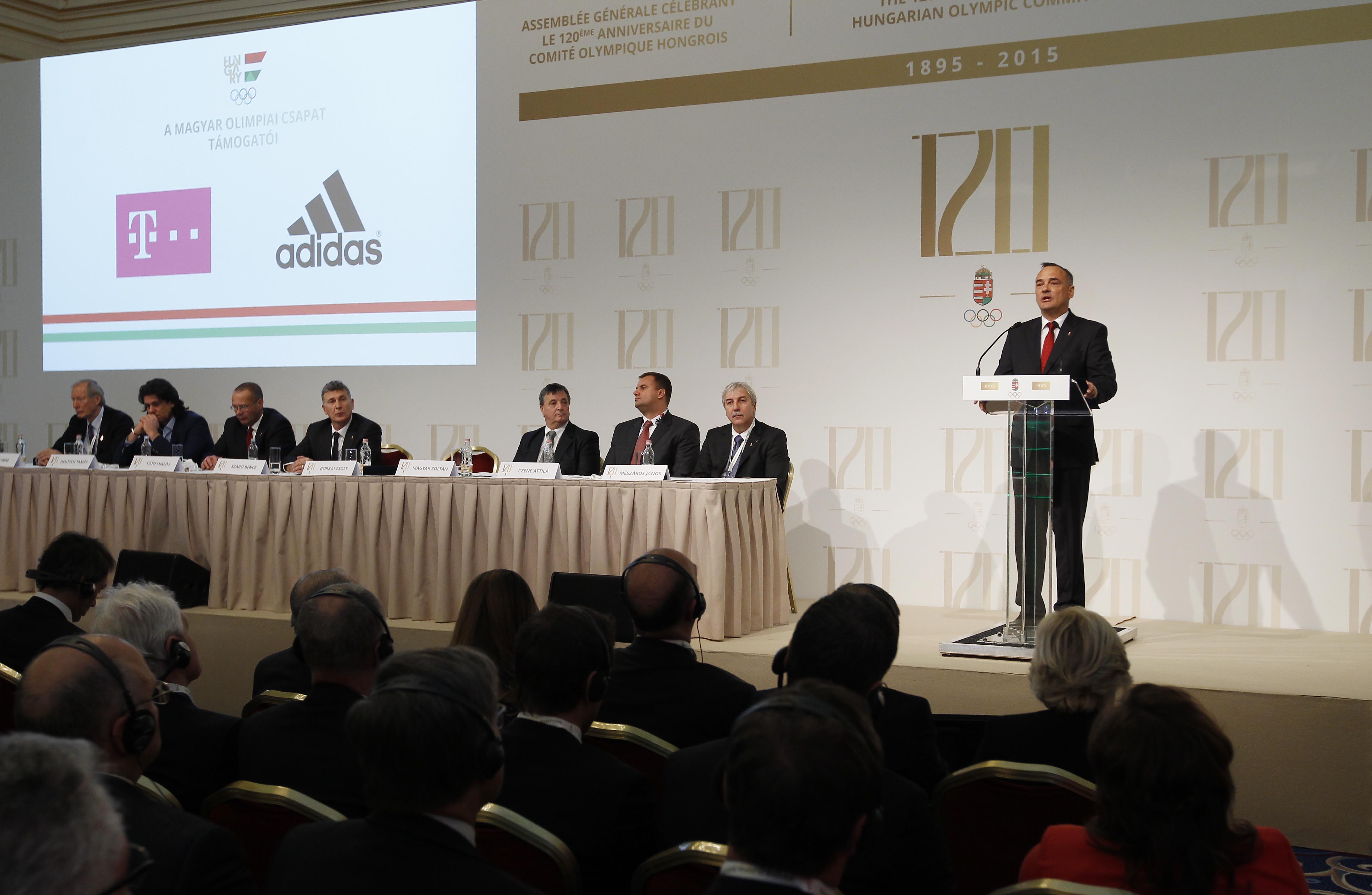 Borkai Zsolt köszöntőjét mondja