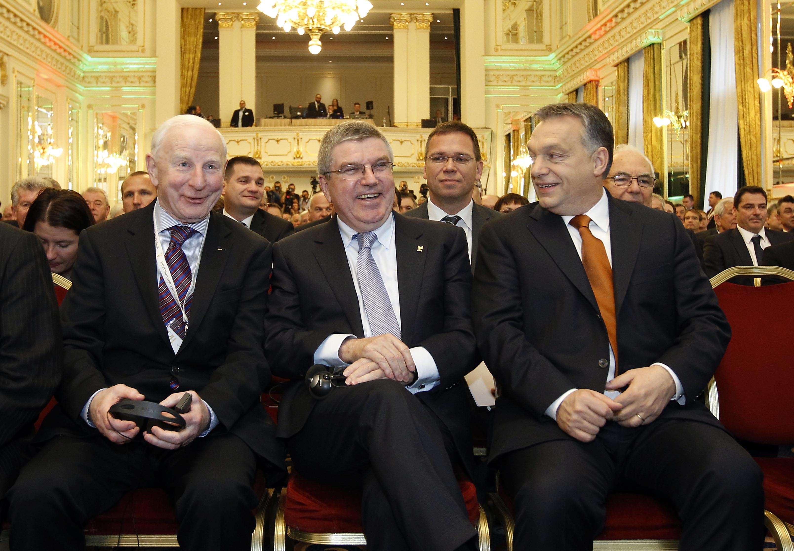 Patrick Hickey, Thomas Bach, Orbán Viktor. Mögöttük Csampa Zsolt, Fürjes Balázs, Kamuti Jenő, Gyulay Zsolt