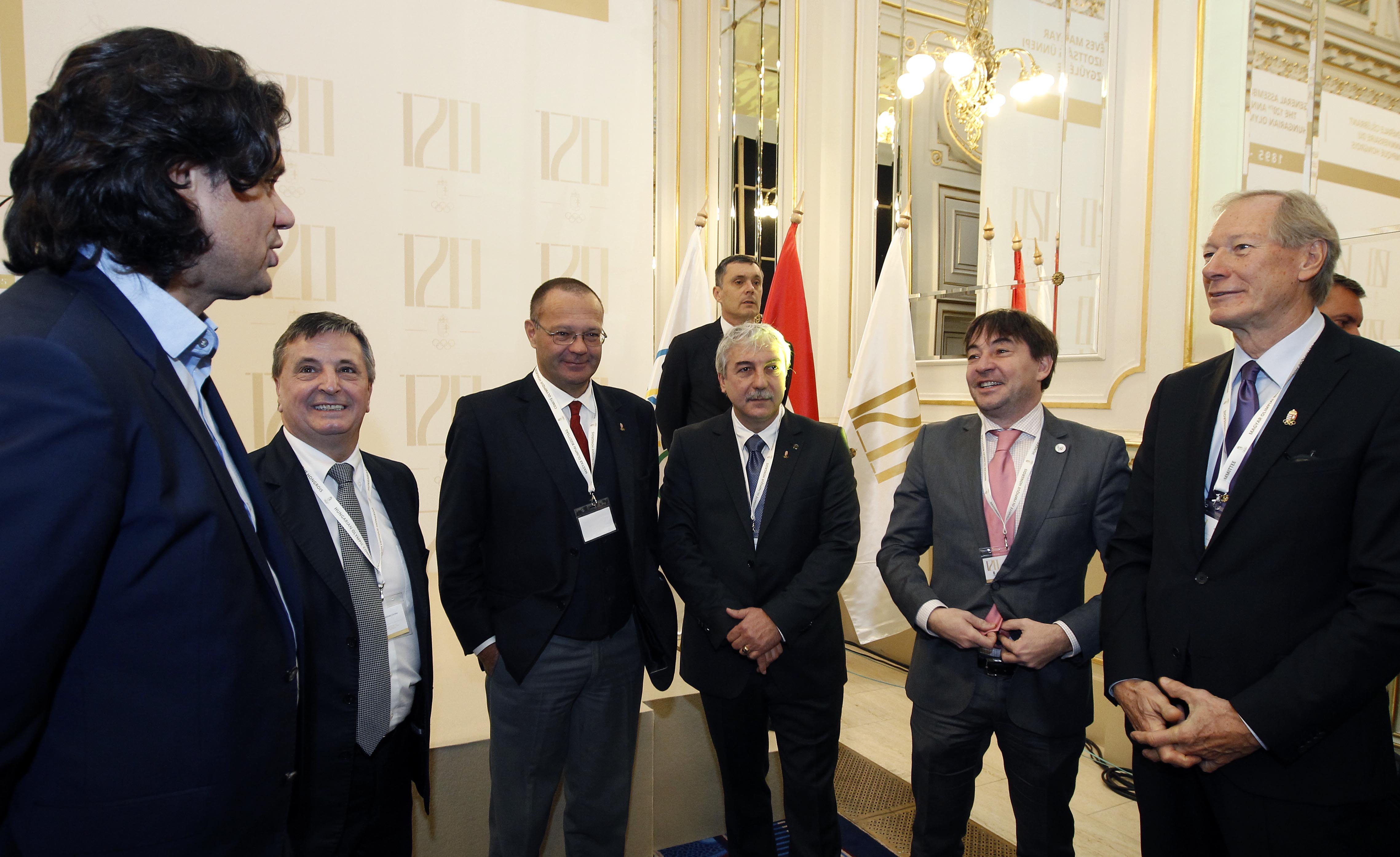 Deutsch Tamás, Magyar Zoltán, Tóth Miklós, Mészáros János, Szabó László, Dávid Imre. A háttérben Siklós Erik