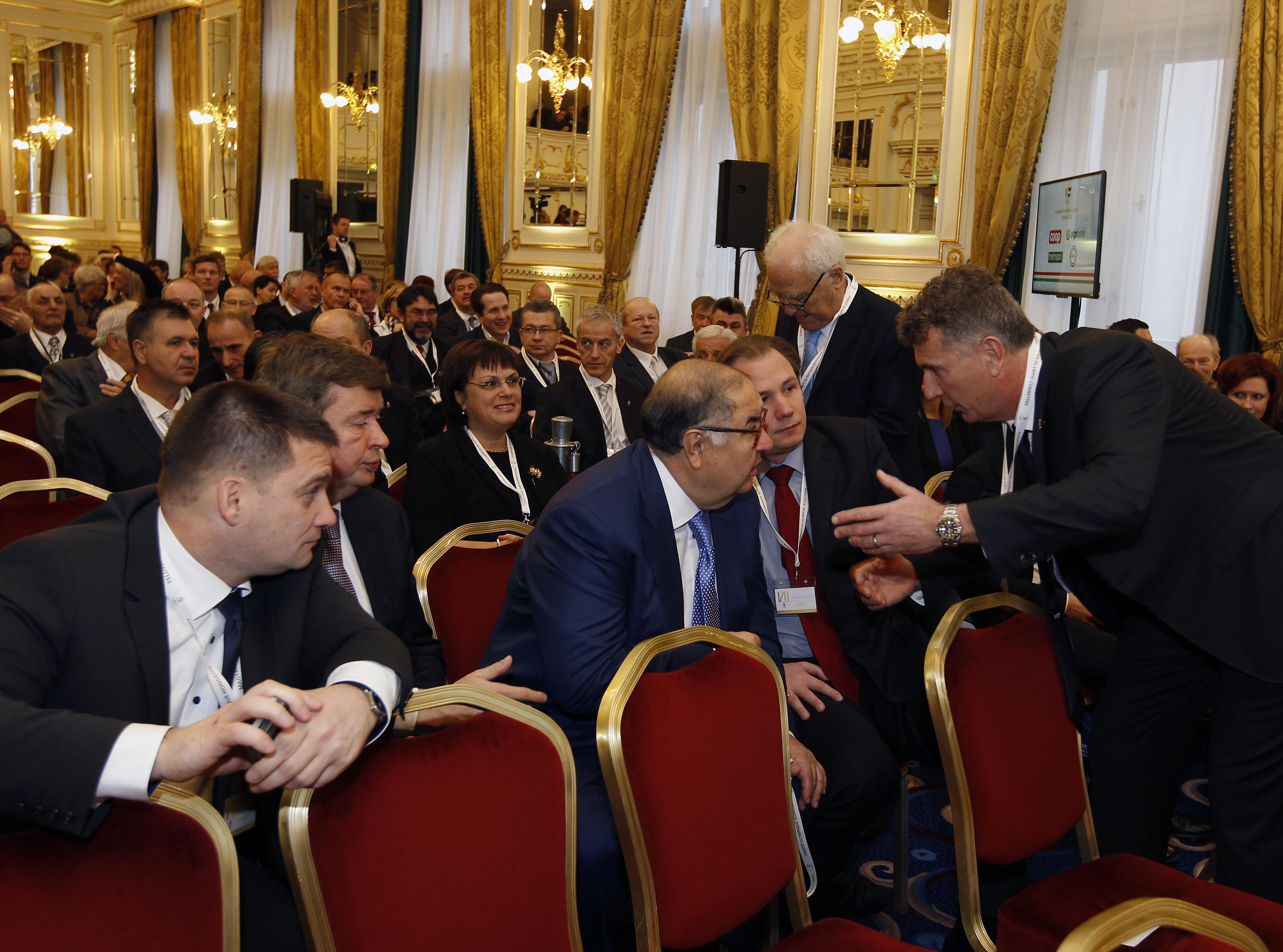 Alisher Uszmanovval, a FIE elnökével beszélget Szabó Bence. Közöttük Kulcsár Krisztián