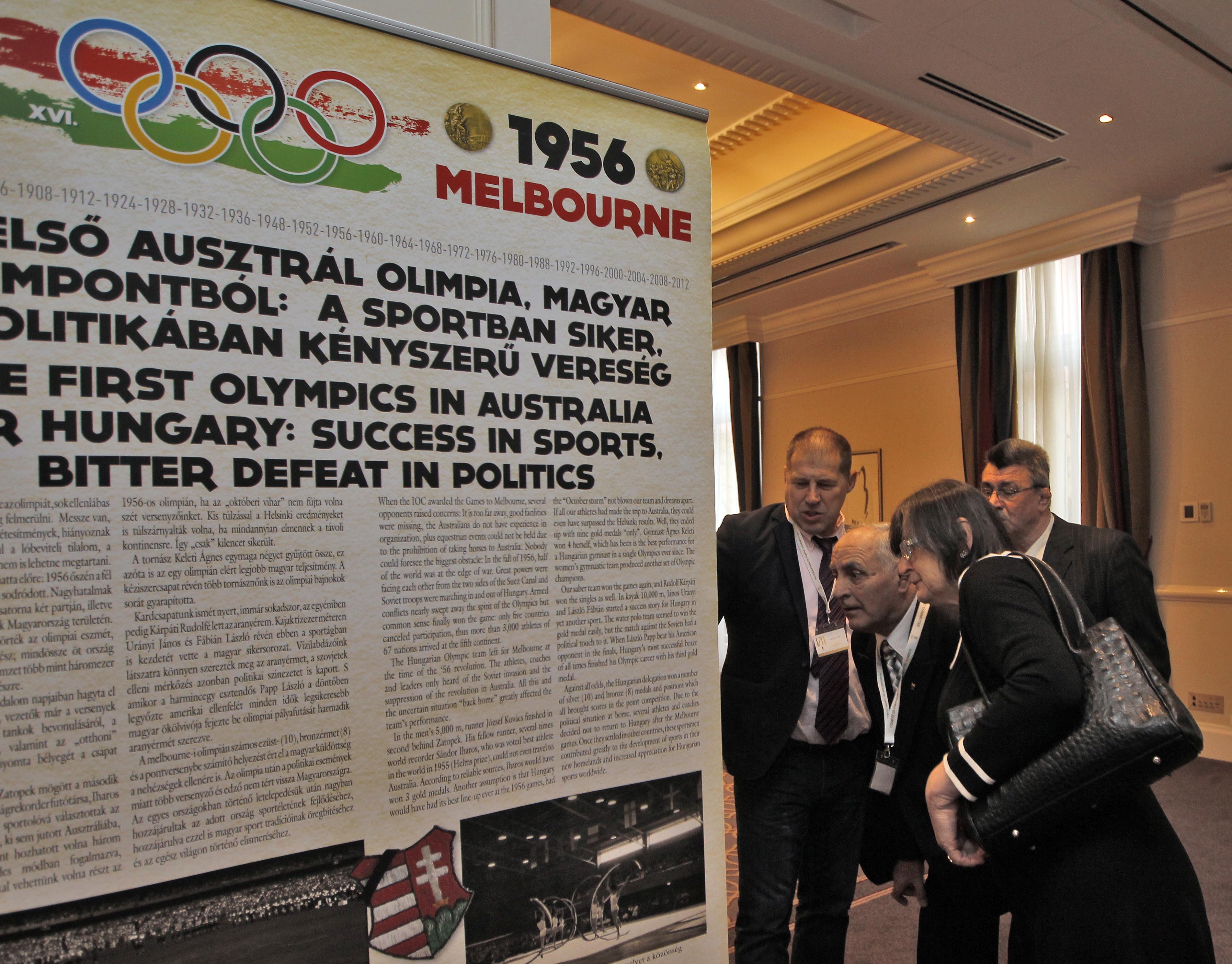 Olimpiatörténeti kiállítás a MOB 120 éves ünnepi közgyűlésén. A birkózók nézik érdeklődve a képeket. (balról): Komáromi Tibor, Varga János, Kovács Ferenc és Varga János felesége