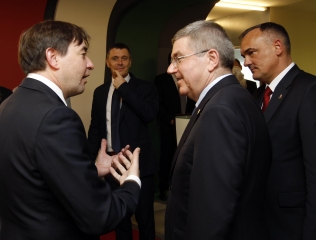 Szabó László, Thomas Bach, Borkai Zsolt,  a háttérben Siklós Erik