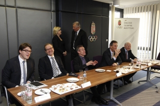 Marcus Hausen (NOB személyzeti vezető), Mark Adams (NOB kommunikációs igazgató), Pere Miro (NOB az olimpiai mozgalom kapcsolatokért felelős főig. helyettese), Christophe De Kepper (NOB adminisztrációs főigazgató), Patrick Hickey (EOC elnöke). Hátul: Marina Baramia (NOB protokollfőnök), Schmitt Pál