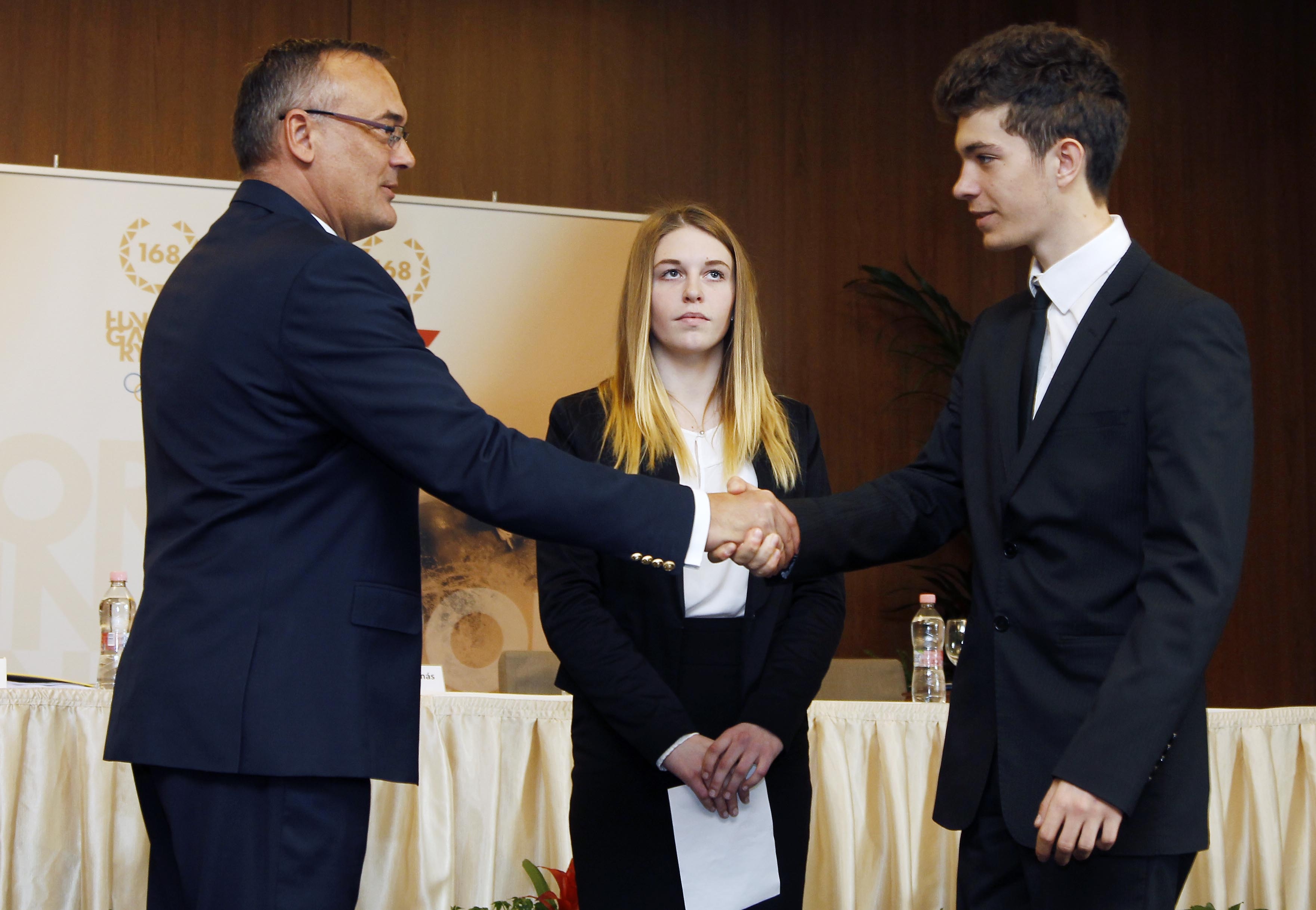 Borkai Zsolt egyenként köszöntötte az ifjú olimpikonokat