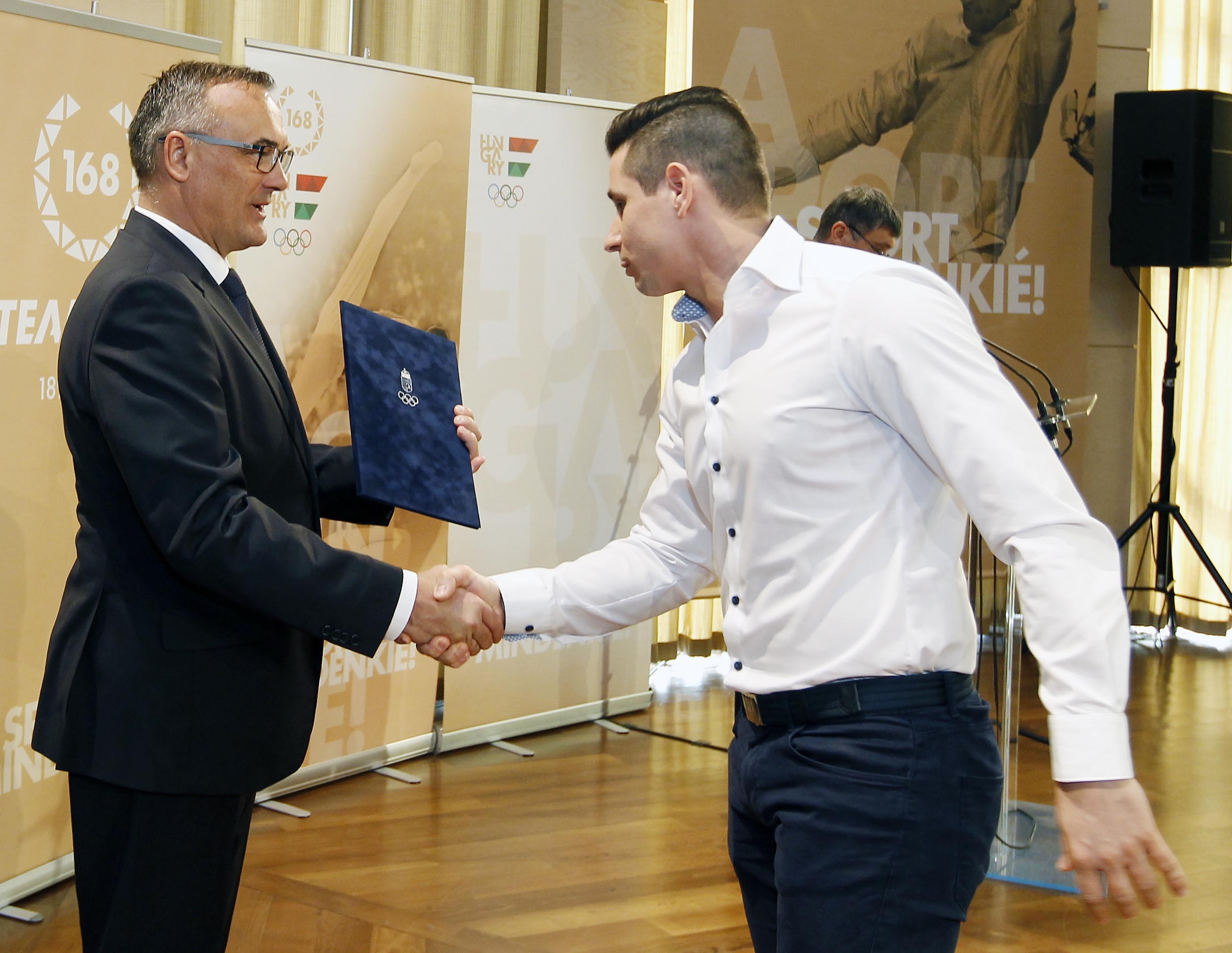 Göbölyös Gábor, az MTI szerkesztő-sportújságírója, Oklevéldíjas