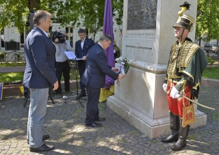 A MOB képviseletében dr. Magyar Zoltán és Fábián László sportigazgató helyezte el a koszorút