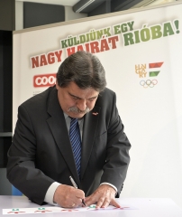 Csepeli Lajos is aláírja a szalagot