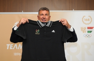 Szabó Bence kétszeres olimpiai bajnok vívó két pólót is kapott