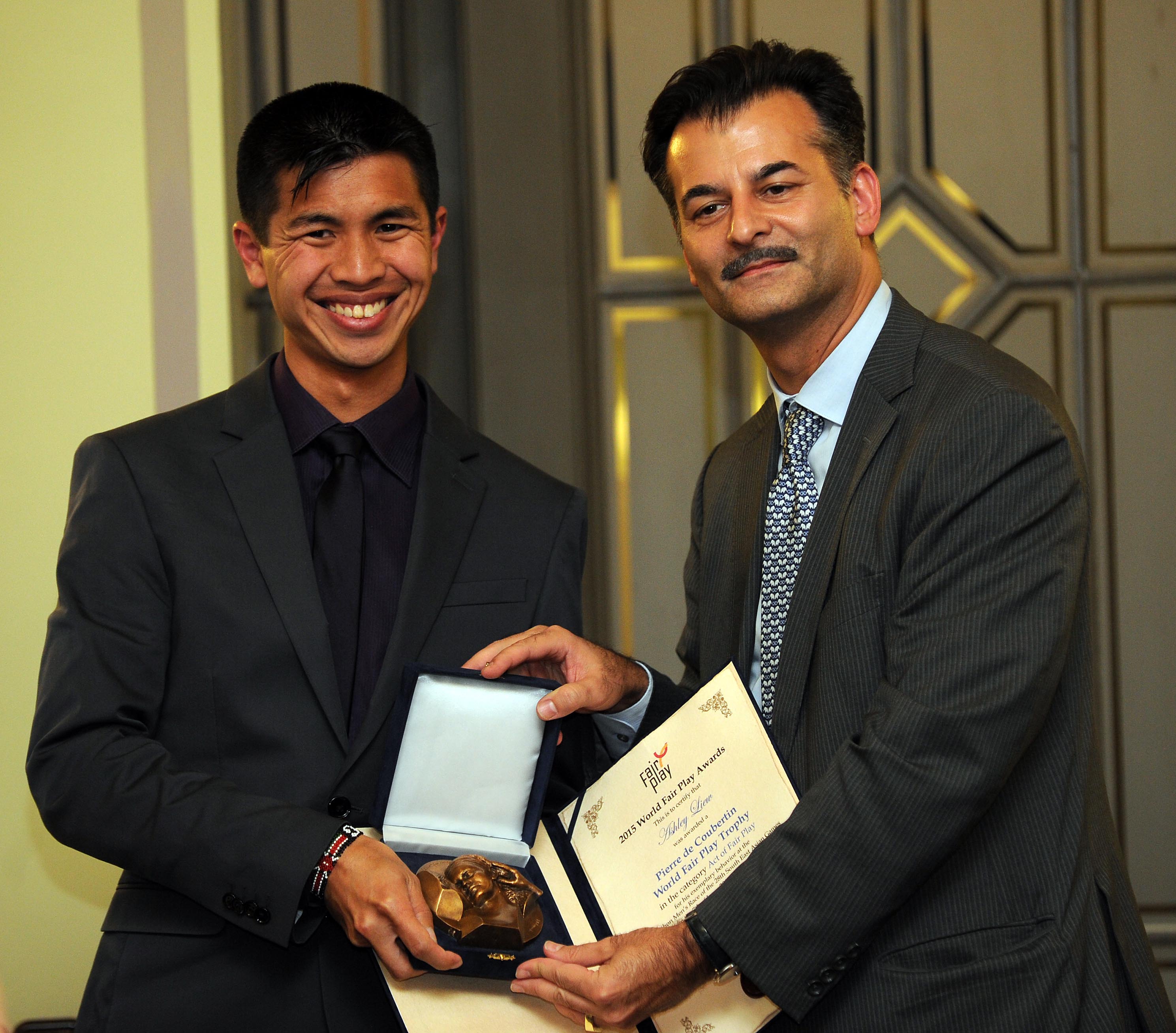 Ashley Liew (szingapuri) maratonifutó atléta veszi át a Pierre de Coubertin World Fair Play Tropy elismerést Sunil Sabharwal CIFP főtitkártól