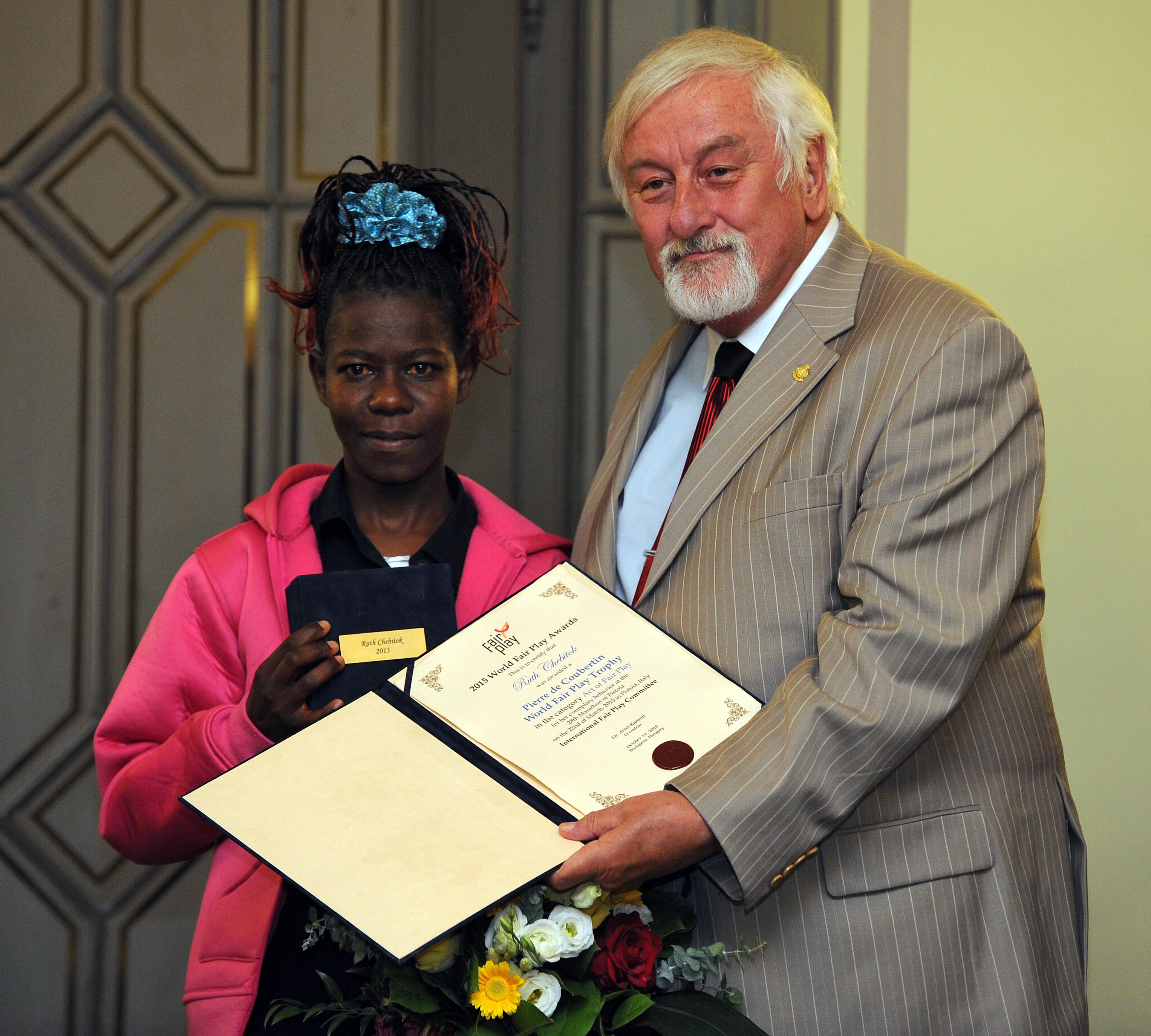 Ruth Chebitok (kenyai) atléta veszi át a Pierre de Coubertin World Fair Play Trophy elismerést