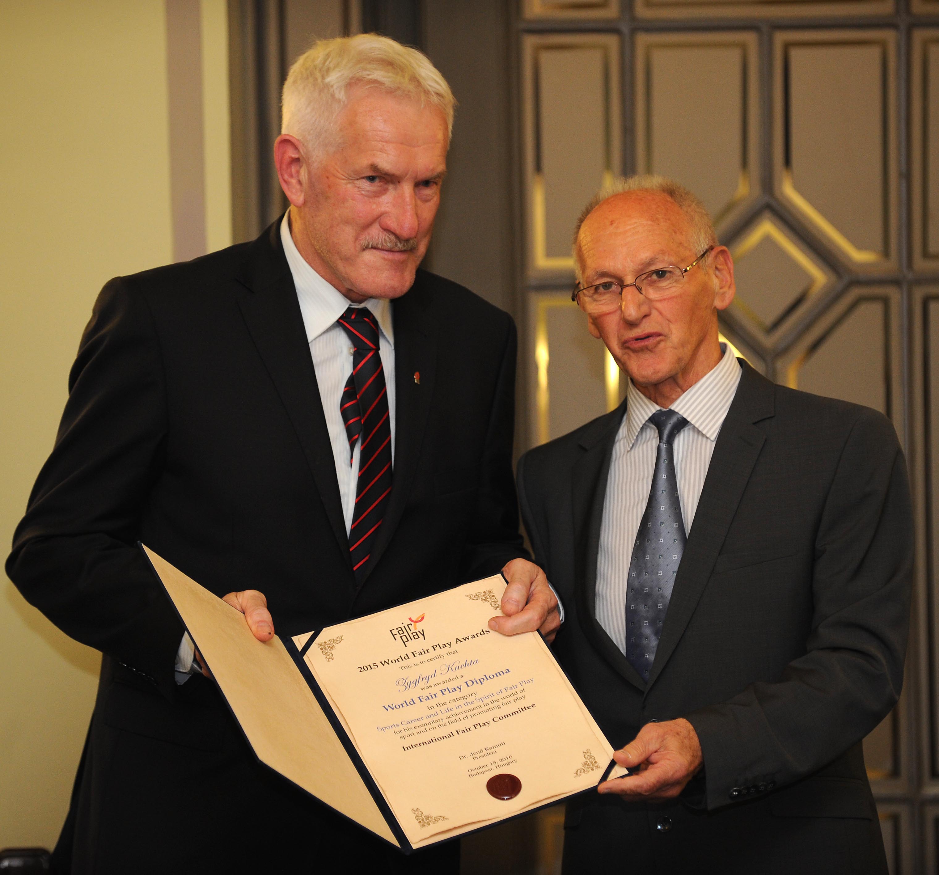 Zygfryd Kuchta (lengyel) veszi át Miroslav Cerartól a diplomát