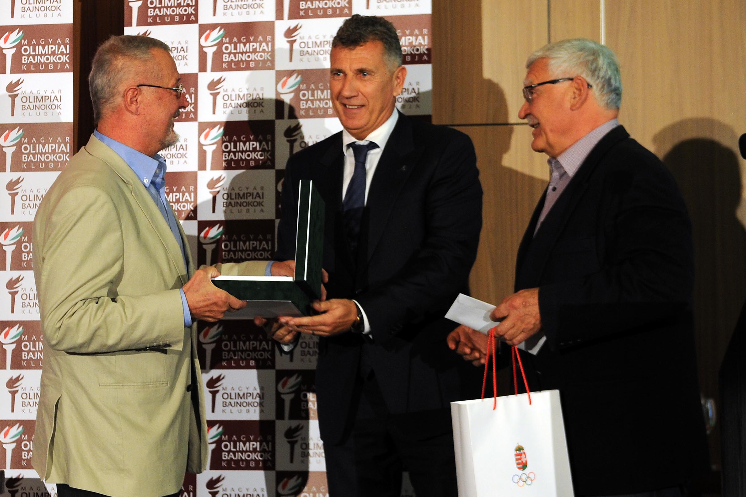 A 70 éves Sárosi Lászlót köszönti Szabó Bence és dr. Bodnár András