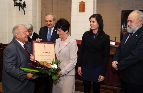 Dr. Aján Tamás Diploma-elismerésben részesíti dr. Jakabházyné Mező Máriát